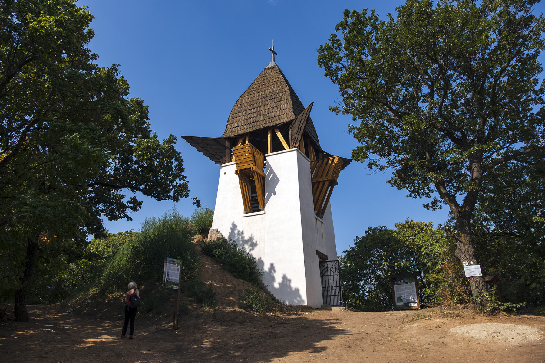 Szent László kápolna és kilátó a Gyetyánoson (a Somlyó-hegynél) Mogyoród határában, 2022. augusztus 3-án. A helyszín a 2022-ben összeállított Szent László-tanösvény része.